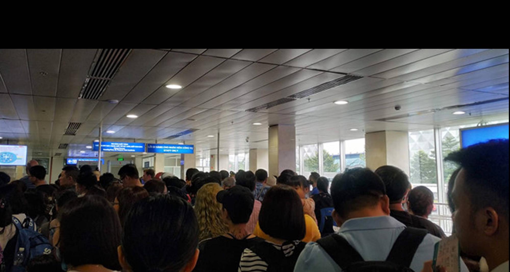 Tân Sơn Nhất quá tải, nhiều hành khách lỡ chuyến bay-1
