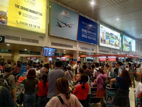 Tân Sơn Nhất quá tải, nhiều hành khách lỡ chuyến bay