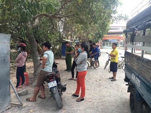 Đốt tấm khăn quấn chặt chôn dưới hố sâu, lộ thi thể thai nhi còn nguyên dây rốn