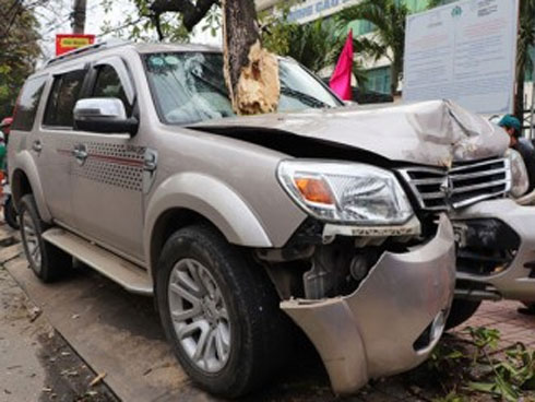 Tai nạn kinh hoàng mùng 1 Tết: Đi du xuân với gia đình, bé gái bị tàu lượn kéo lê vỡ gan lách nguy kịch-4