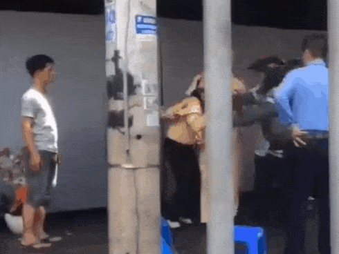 Clip: Vợ con lao vào đánh bồ, chồng xông đến “giải vây” chiều 27 Tết