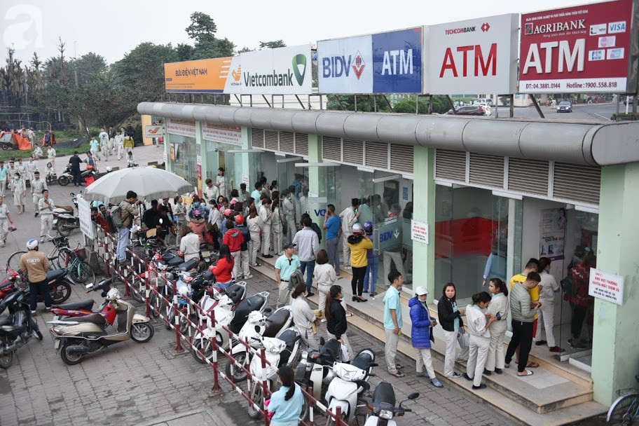 Hà Nội: Công nhân xếp hàng dài chờ rút tiền từ cây ATM mới dám về quê ăn Tết-2