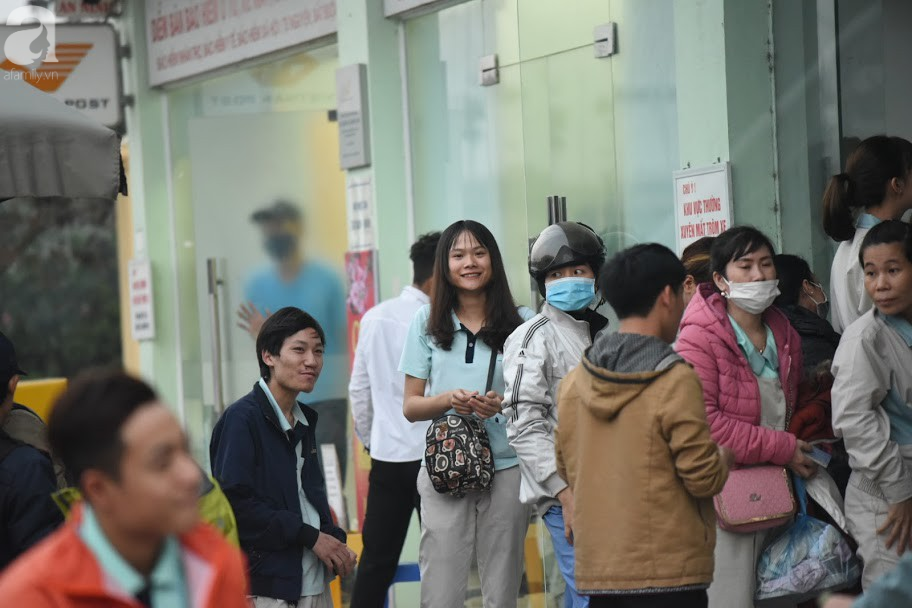 Hà Nội: Công nhân xếp hàng dài chờ rút tiền từ cây ATM mới dám về quê ăn Tết-4