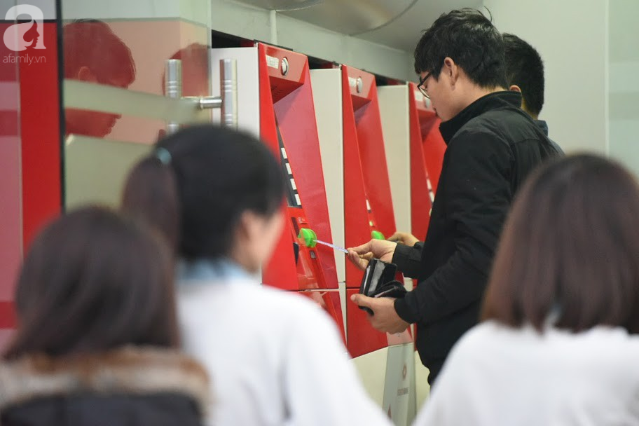 Hà Nội: Công nhân xếp hàng dài chờ rút tiền từ cây ATM mới dám về quê ăn Tết-5
