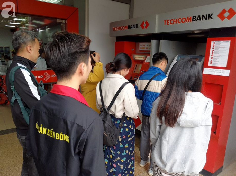 Hà Nội: Công nhân xếp hàng dài chờ rút tiền từ cây ATM mới dám về quê ăn Tết-1
