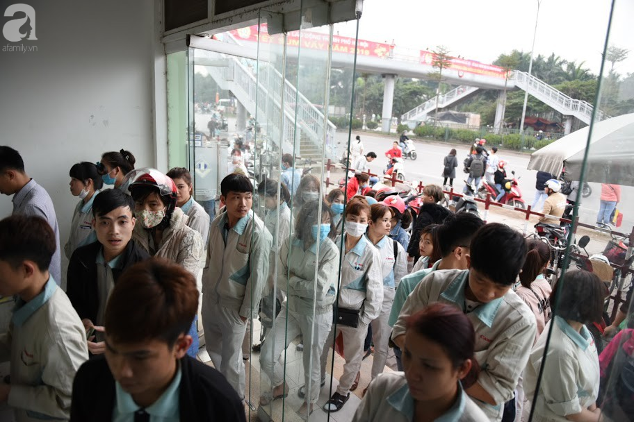 Hà Nội: Công nhân xếp hàng dài chờ rút tiền từ cây ATM mới dám về quê ăn Tết-6