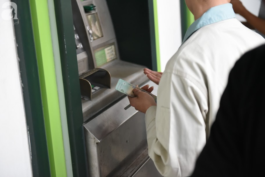Hà Nội: Công nhân xếp hàng dài chờ rút tiền từ cây ATM mới dám về quê ăn Tết-7