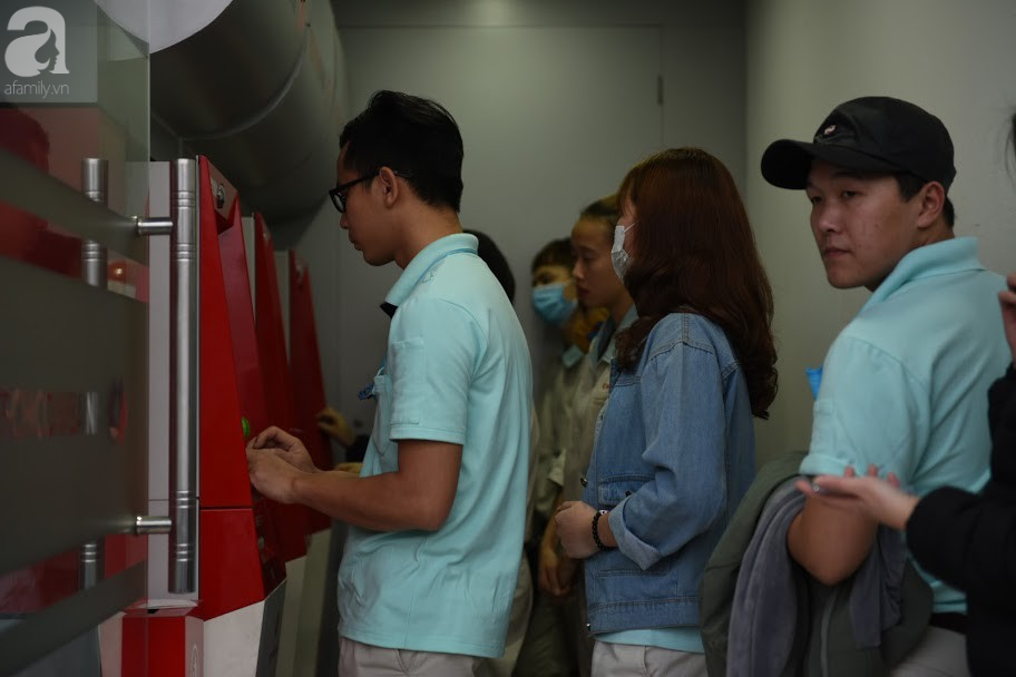 Hà Nội: Công nhân xếp hàng dài chờ rút tiền từ cây ATM mới dám về quê ăn Tết-8