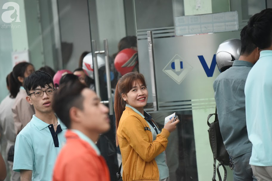 Hà Nội: Công nhân xếp hàng dài chờ rút tiền từ cây ATM mới dám về quê ăn Tết-13