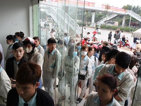 Phí rút tiền ATM, chuyển khoản các ngân hàng hiện nay ra sao?-4