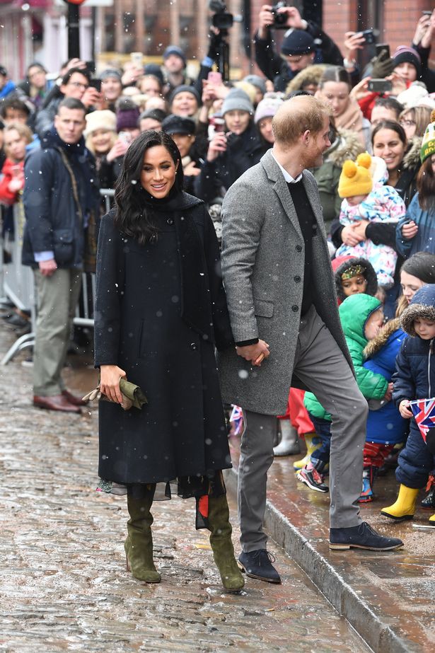 Bất chấp tin đồn Meghan mang thai giả, Hoàng tử Harry đã âm thầm chứng minh, bảo vệ vợ bằng hành động này-2