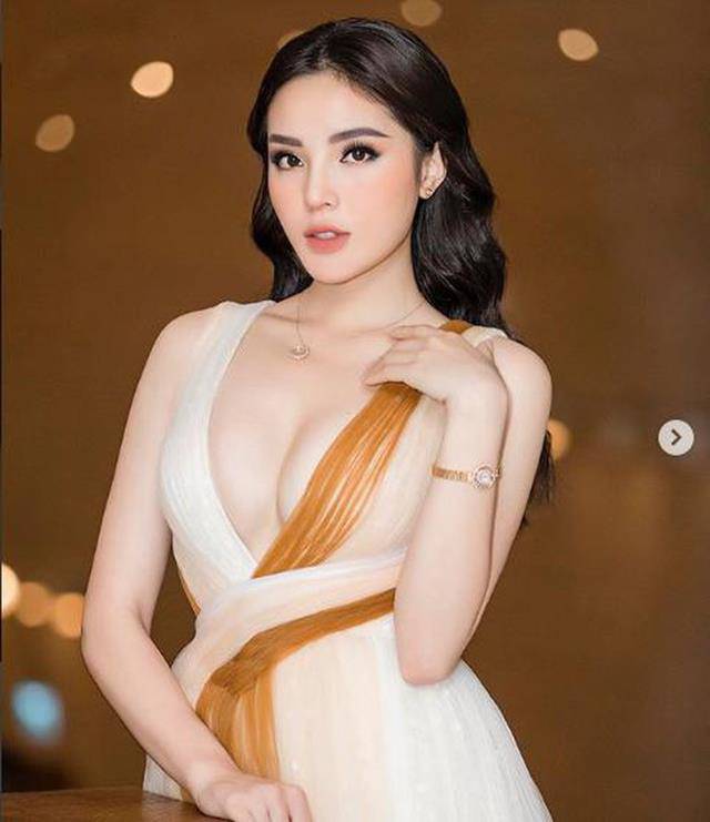 Sự thật đằng sau đôi gò bồng đảo căng tròn hết cỡ của Thúy Vi và loạt mỹ nhân Việt-8