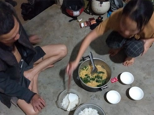 Hình ảnh bữa cơm đầu tiên của người con về nhà ăn Tết chỉ là mì tôm và cơm trắng, câu chuyện phía sau lại càng khiến chúng ta cảm động