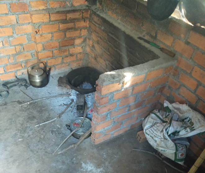 Hình ảnh bữa cơm đầu tiên của người con về nhà ăn Tết chỉ là mì tôm và cơm trắng, câu chuyện phía sau lại càng khiến chúng ta cảm động-2