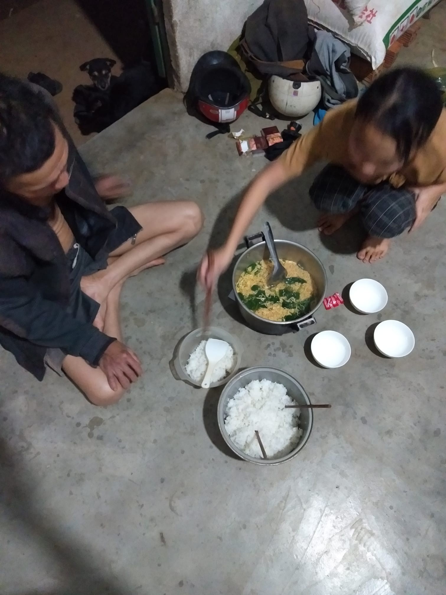 Hình ảnh bữa cơm đầu tiên của người con về nhà ăn Tết chỉ là mì tôm và cơm trắng, câu chuyện phía sau lại càng khiến chúng ta cảm động-1