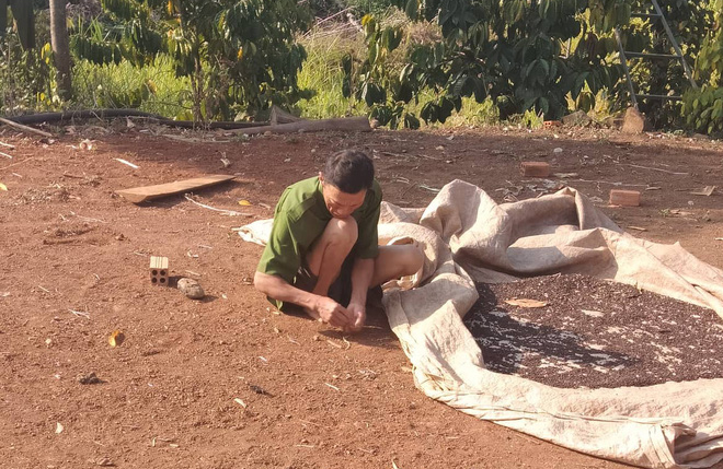 Hình ảnh bữa cơm đầu tiên của người con về nhà ăn Tết chỉ là mì tôm và cơm trắng, câu chuyện phía sau lại càng khiến chúng ta cảm động-3