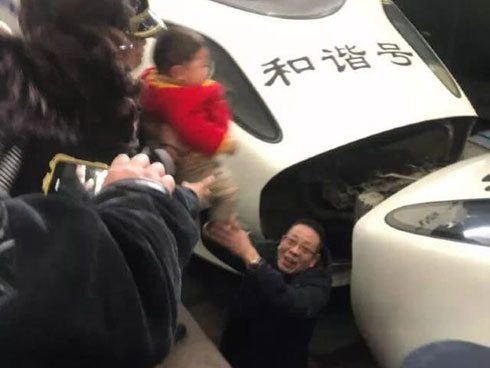 Cô gái đi tiểu trên đường ray tàu hỏa và cái kết nhớ đời-2