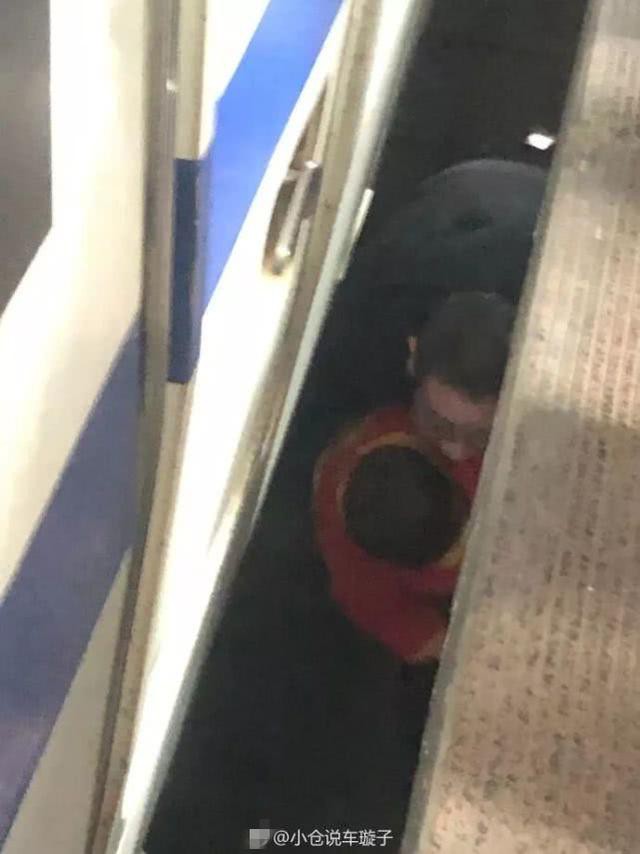 Mẹ hốt hoảng vì con trai té xuống đường ray xe lửa, biết được nguyên nhân cư dân mạng chỉ trích mẹ không thương tiếc-1