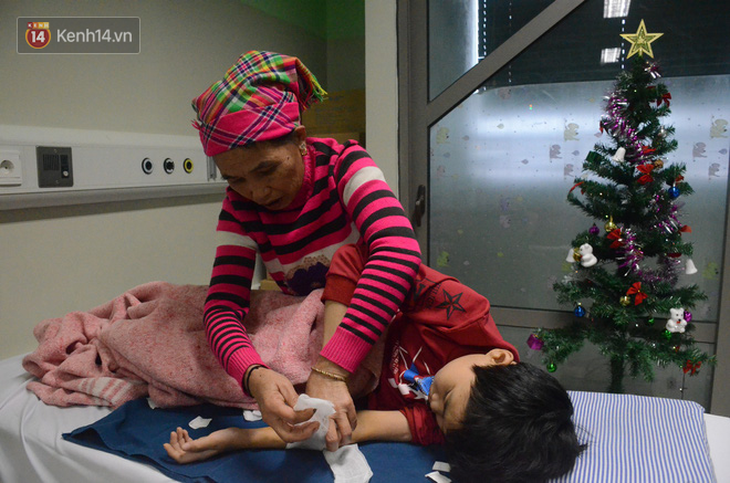 Xót lòng những đứa trẻ phải đón tết trước cổng bệnh viện ở Hà Nội: Nhắc đến quê nhà lại ứa nước mắt vì nhớ-2