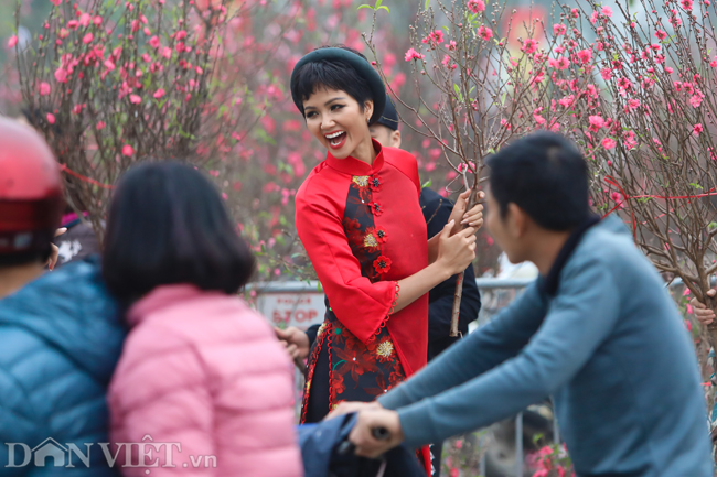 Ảnh: Bắt gặp hoa hậu HHen Niê đi chợ hoa đào ở Hà Nội-4