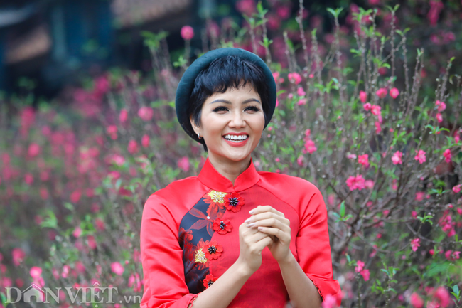 Ảnh: Bắt gặp hoa hậu HHen Niê đi chợ hoa đào ở Hà Nội-5