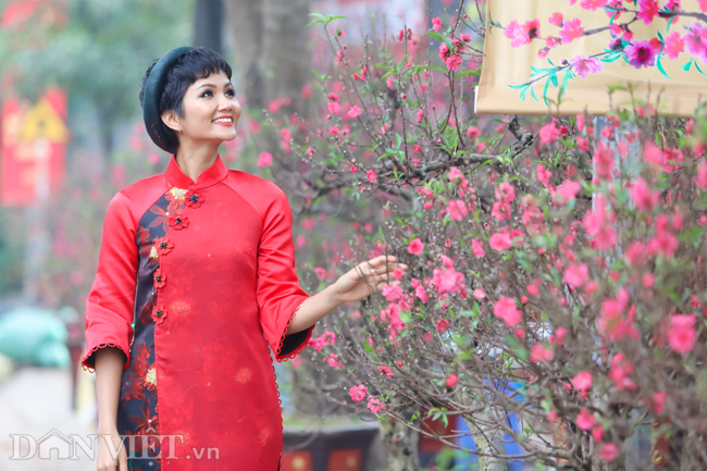 Ảnh: Bắt gặp hoa hậu HHen Niê đi chợ hoa đào ở Hà Nội-6