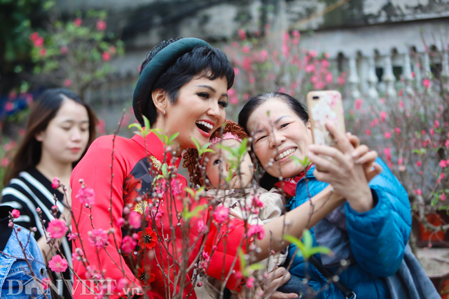 Ảnh: Bắt gặp hoa hậu HHen Niê đi chợ hoa đào ở Hà Nội-8