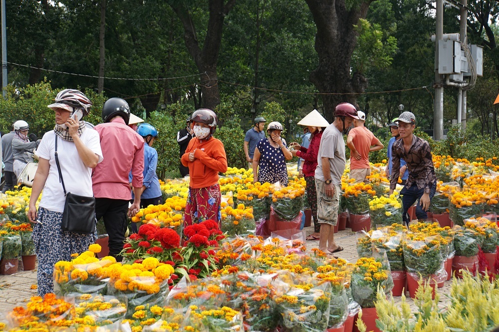 Tiểu thương thẳng tay đập bỏ, chặt gốc hoa đem về, không bán rẻ chiều 30 Tết-1