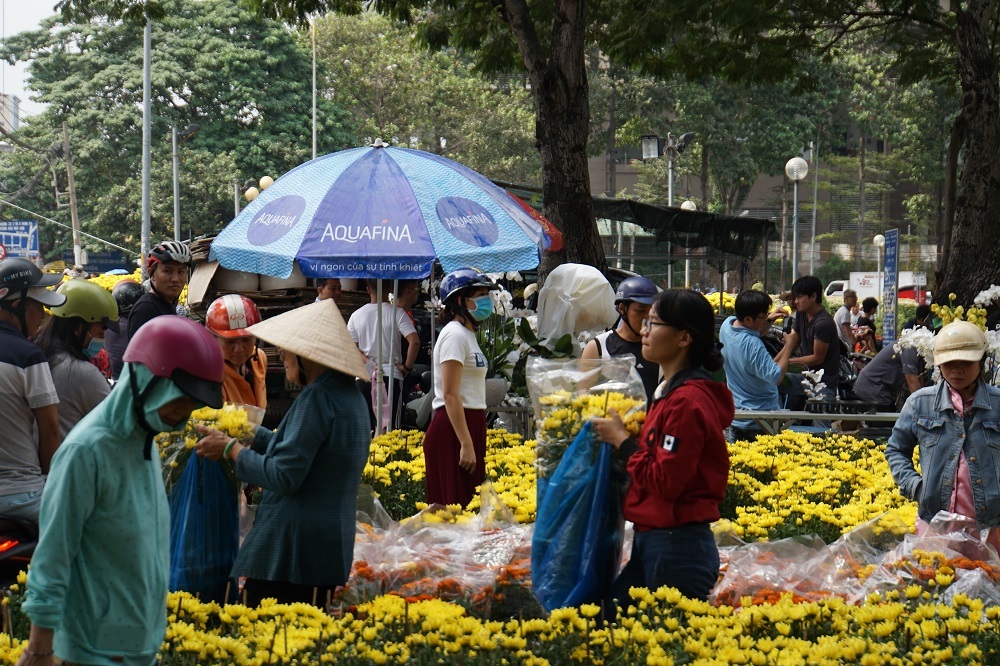 Tiểu thương thẳng tay đập bỏ, chặt gốc hoa đem về, không bán rẻ chiều 30 Tết-2