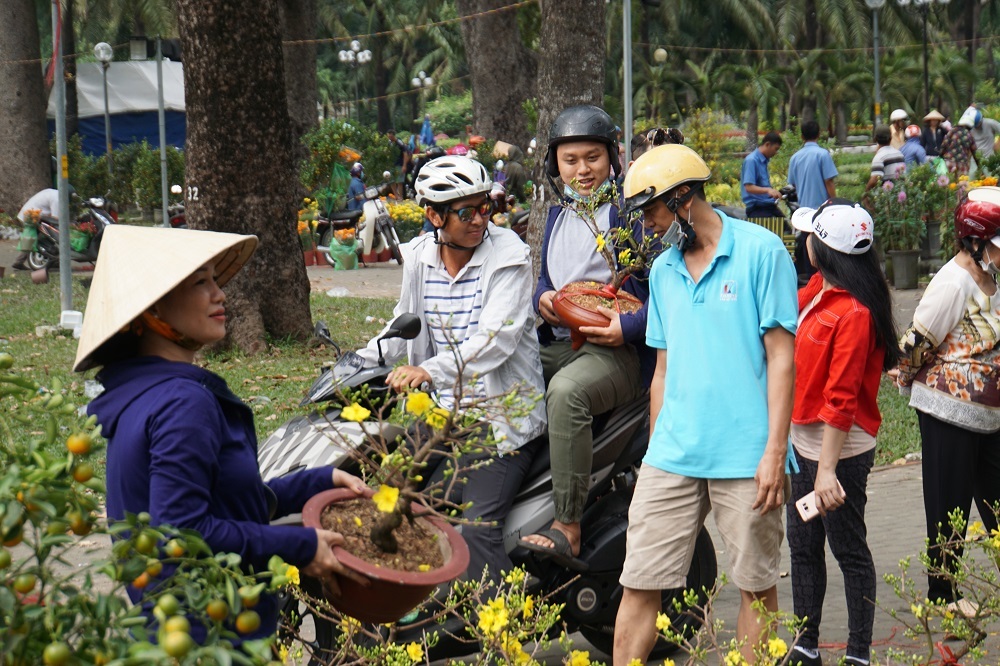 Tiểu thương thẳng tay đập bỏ, chặt gốc hoa đem về, không bán rẻ chiều 30 Tết-3