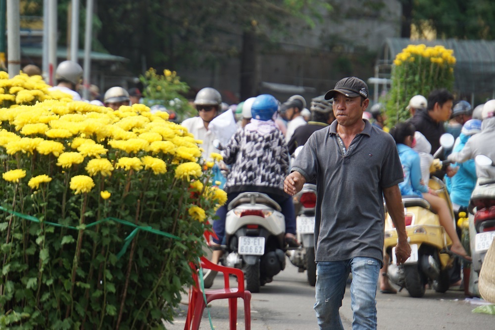 Tiểu thương thẳng tay đập bỏ, chặt gốc hoa đem về, không bán rẻ chiều 30 Tết-4