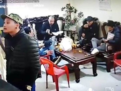 Đi đòi nợ thuê, nhóm người bặm trợn mang cơm ra ăn, ngồi lì trong nhà dân ngày Tết