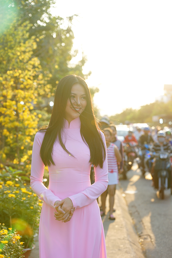 Hoa hậu Trái đất Phương Khánh thu hút mọi ánh nhìn khi diện áo dài thướt tha đi chợ hoa Tết-4