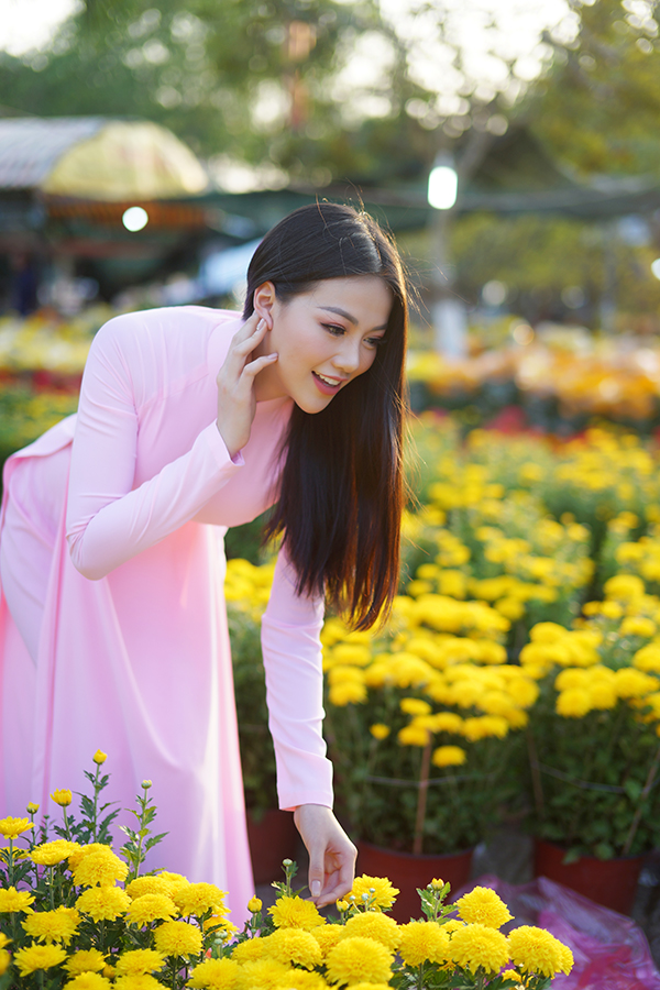Hoa hậu Trái đất Phương Khánh thu hút mọi ánh nhìn khi diện áo dài thướt tha đi chợ hoa Tết-6