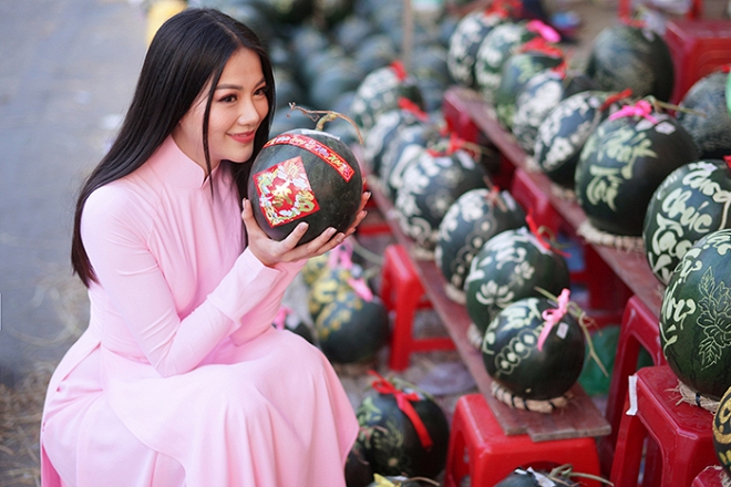 Hoa hậu Trái đất Phương Khánh thu hút mọi ánh nhìn khi diện áo dài thướt tha đi chợ hoa Tết-7