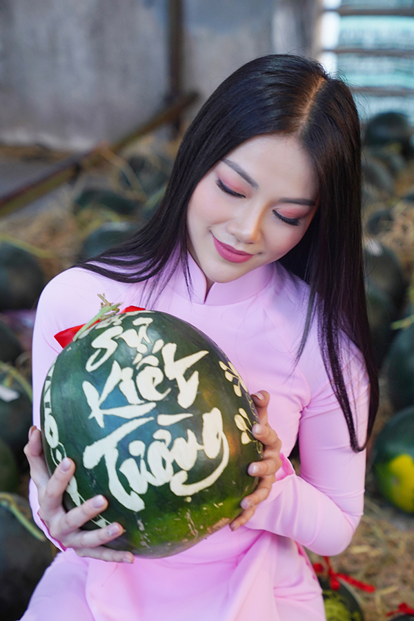 Hoa hậu Trái đất Phương Khánh thu hút mọi ánh nhìn khi diện áo dài thướt tha đi chợ hoa Tết-11