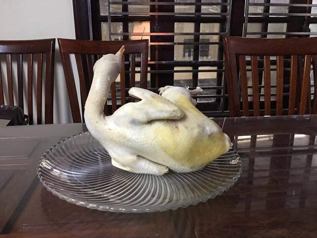 Tai nạn làm gà thắp hương: Chuẩn bị cúng giao thừa, đừng chị em nào luộc gà tạo dáng vẹo cổ như này nhé!-1