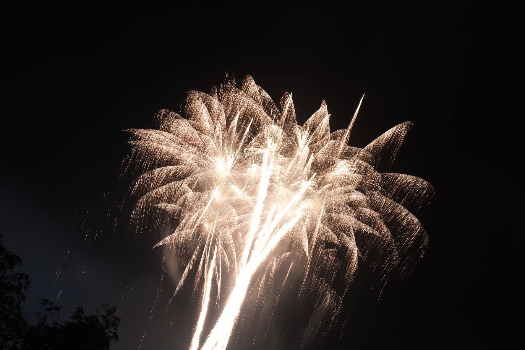 Nụ hôn nồng cháy dưới màn pháo hoa đêm Giao thừa ở Hà Nội-20