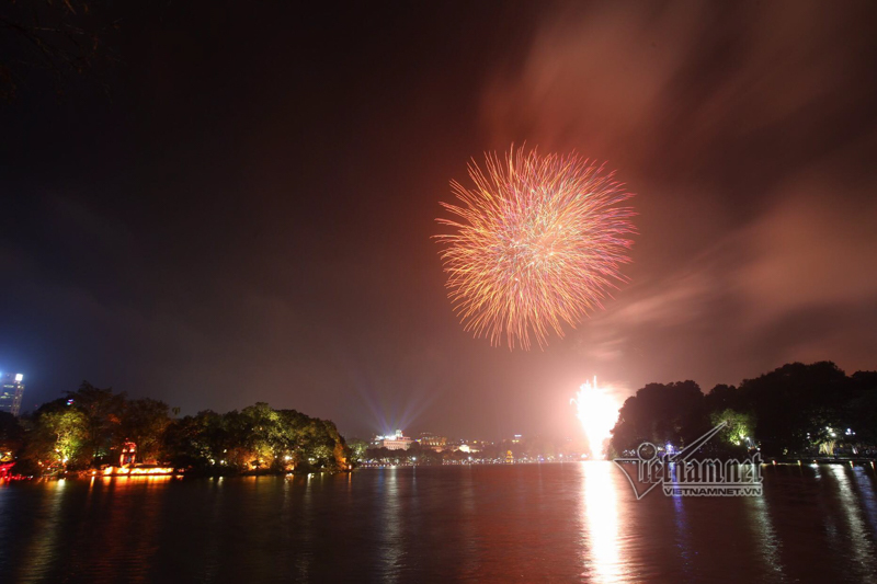 Nụ hôn nồng cháy dưới màn pháo hoa đêm Giao thừa ở Hà Nội-9