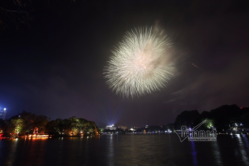 Nụ hôn nồng cháy dưới màn pháo hoa đêm Giao thừa ở Hà Nội-8