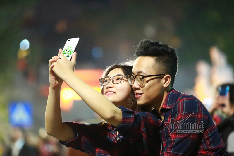 Nụ hôn nồng cháy dưới màn pháo hoa đêm Giao thừa ở Hà Nội-13