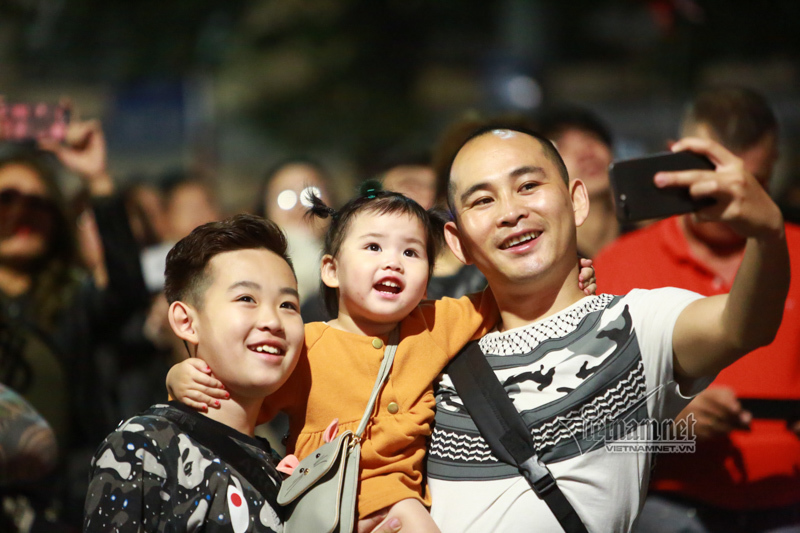 Nụ hôn nồng cháy dưới màn pháo hoa đêm Giao thừa ở Hà Nội-12