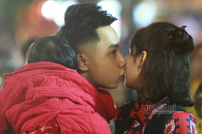 Nụ hôn nồng cháy dưới màn pháo hoa đêm Giao thừa ở Hà Nội-6