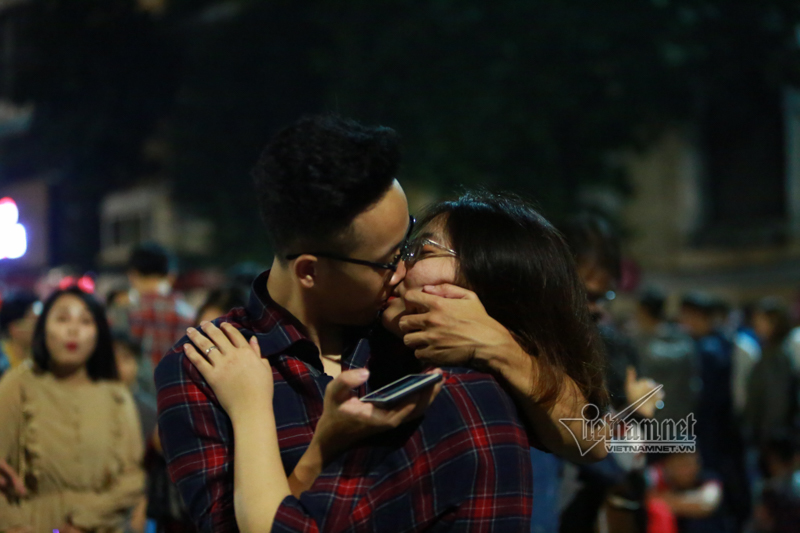 Nụ hôn nồng cháy dưới màn pháo hoa đêm Giao thừa ở Hà Nội-4