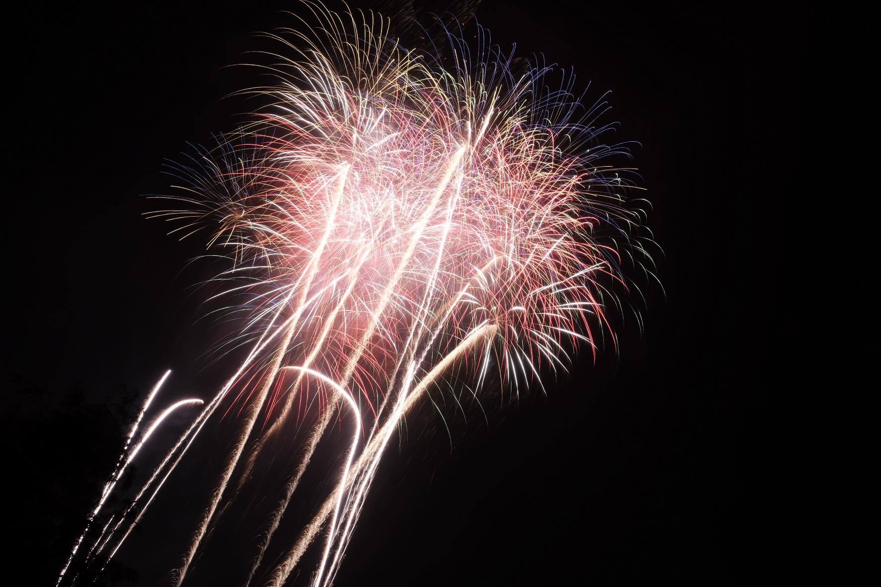 Nụ hôn nồng cháy dưới màn pháo hoa đêm Giao thừa ở Hà Nội-17