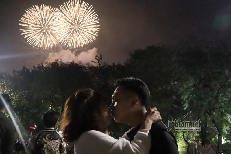 Nụ hôn nồng cháy dưới màn pháo hoa đêm Giao thừa ở Hà Nội-2