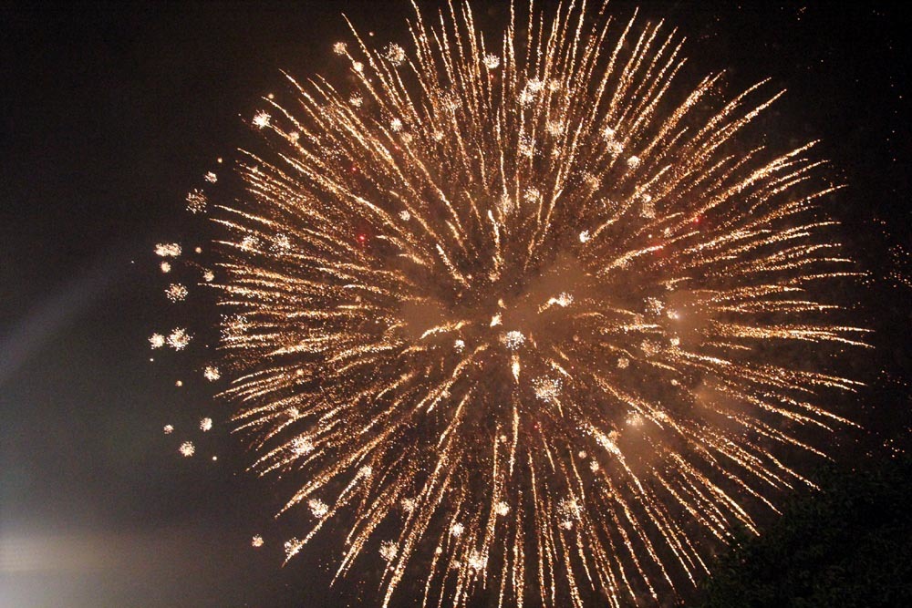 Nụ hôn nồng cháy dưới màn pháo hoa đêm Giao thừa ở Hà Nội-15