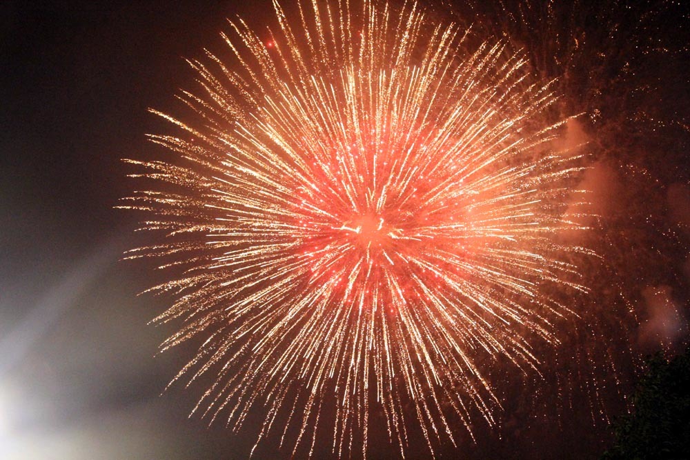 Nụ hôn nồng cháy dưới màn pháo hoa đêm Giao thừa ở Hà Nội-14