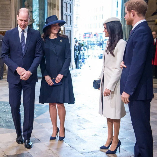 Có khi chị em dâu Kate và Meghan lại chẳng hề bất hòa, vì họ chăm diện giày đôi thế này cơ mà!-3