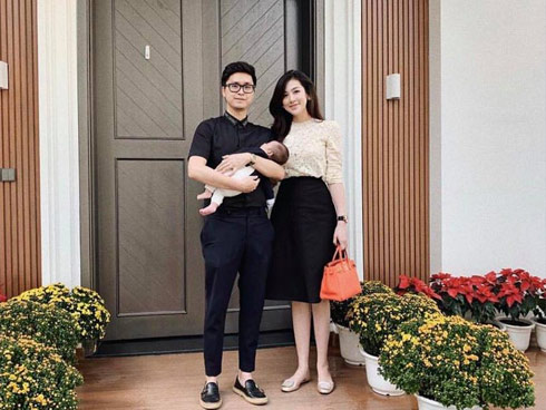 Mùng 1 Tết: Ngợp trời sao diện áo dài, nhưng nổi nhất là vợ chồng Hà Tăng và Lan Khuê với cơ ngơi dát vàng-18